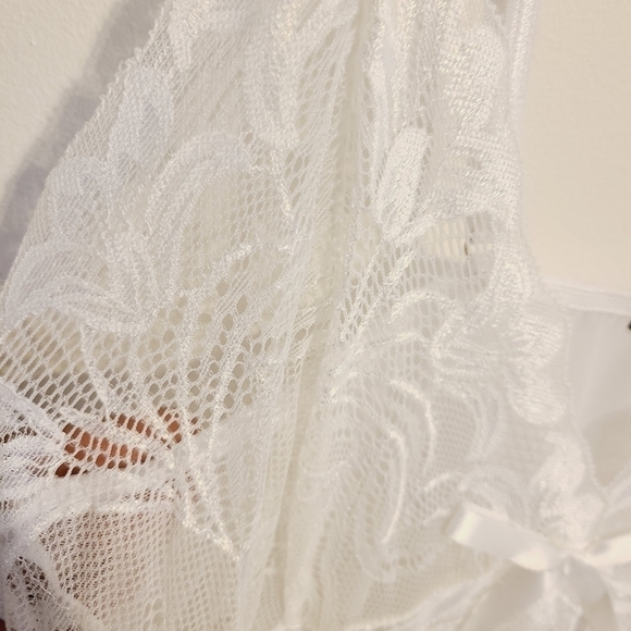 Avidlove | Classic White Lace Asymmetrical Hem Teddy or Chemise (Size XL) - Picture 5 of 10